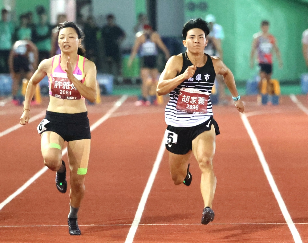 胡家蓁打破懸8年大會紀錄在女子一百公尺連莊。林嘉欣／攝影。