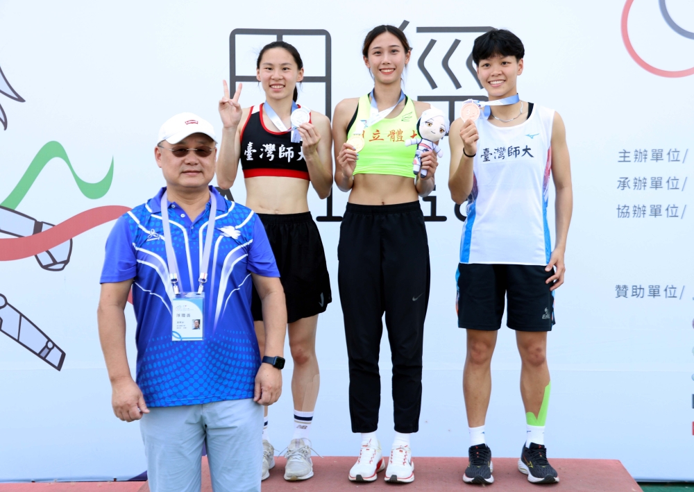 張博雅(右二)共拿下12面全大運金牌。林嘉欣／攝影。