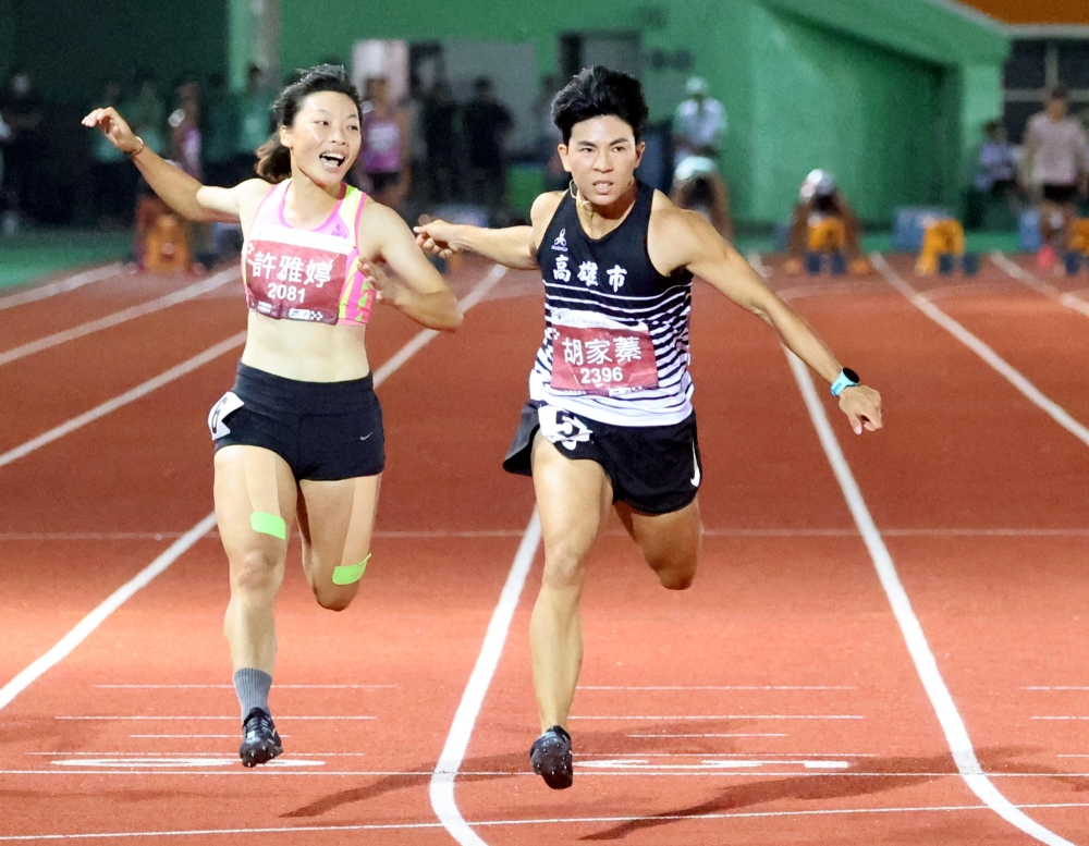 胡家蓁打破懸8年大會紀錄在女子一百公尺連莊。林嘉欣／攝影。