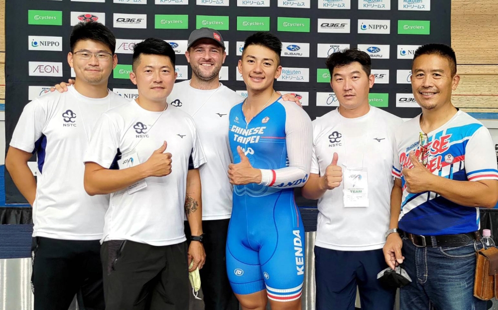 康世峰（右三）勇奪菁英男子組競輪銅牌。
