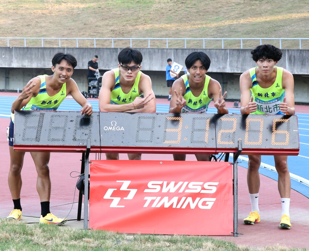 李安翊在全田賽4×400公尺接力計決，和新北市隊友聯手在奪金破懸10年紀錄。林嘉欣／攝影。