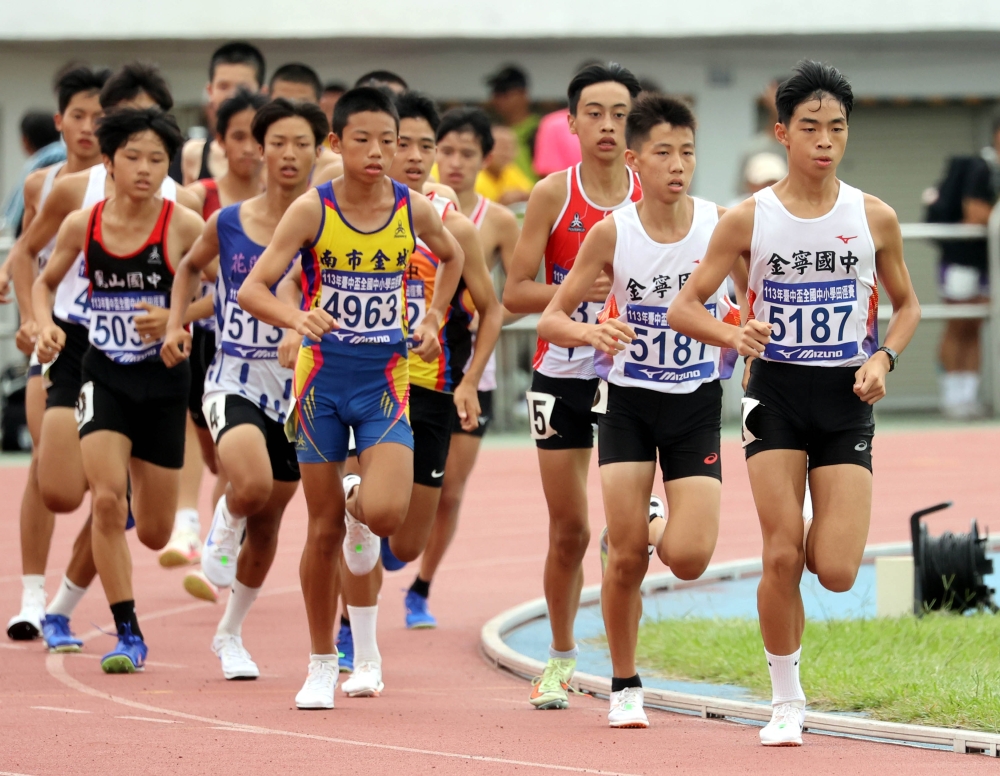 李沃儞(前起)和卓佳賞在國男1500公尺銀包銅。林嘉欣／攝影。