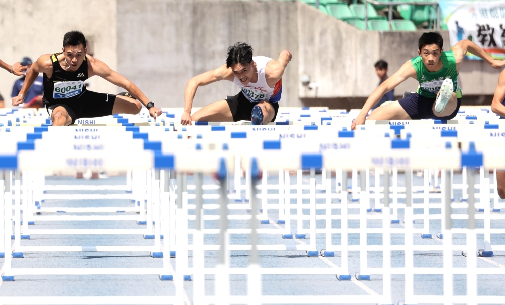 林翊凱（右）越級公開組飆13秒98奪金，成我國史上首闖14秒內最年輕選手，U20全國紀錄保持人楊尉廷（左）得銀。林嘉欣／攝影。