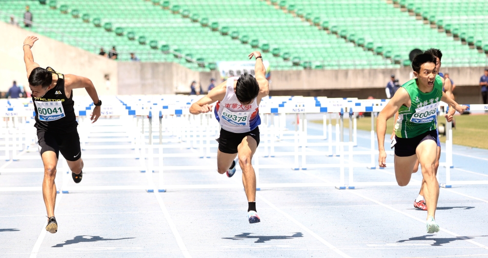 林翊凱（右）越級公開組飆13秒98奪金，成我國史上首闖14秒內最年輕選手，U20全國紀錄保持人楊尉廷（左）得銀。林嘉欣／攝影。