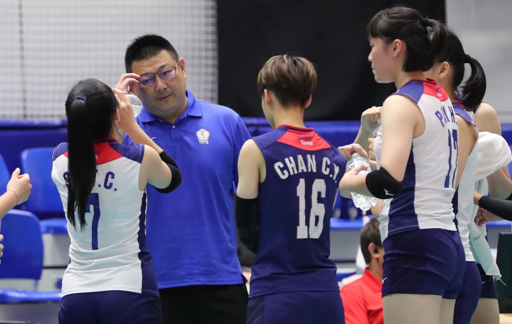 康金塗教練率8個打12個的中華女排得第五名。