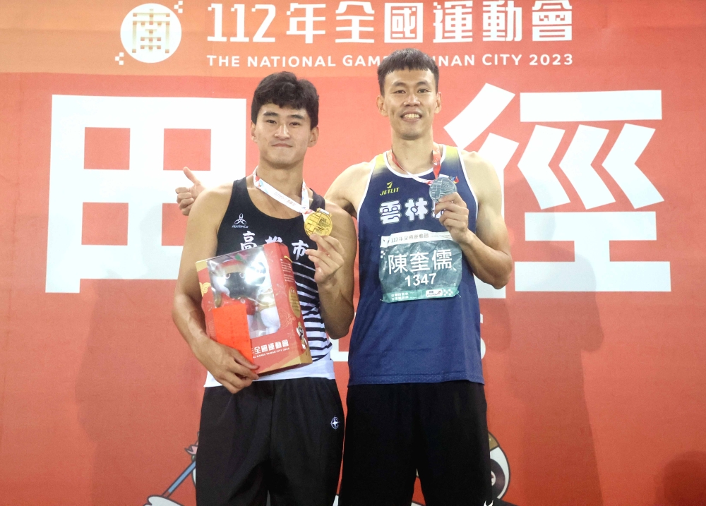 謝元愷（左）破U20全國紀錄奪金，第一個恭喜他的，是六連霸夢碎的陳奎儒，氣度令人折服。林嘉欣／攝影。