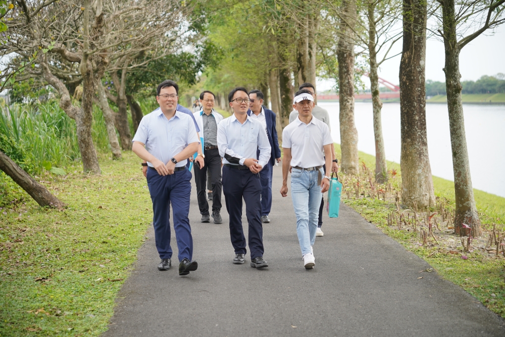 體育署署長鄭世忠(左1)親自到訪從起點走回終點（臺北市政府教育局提供）。