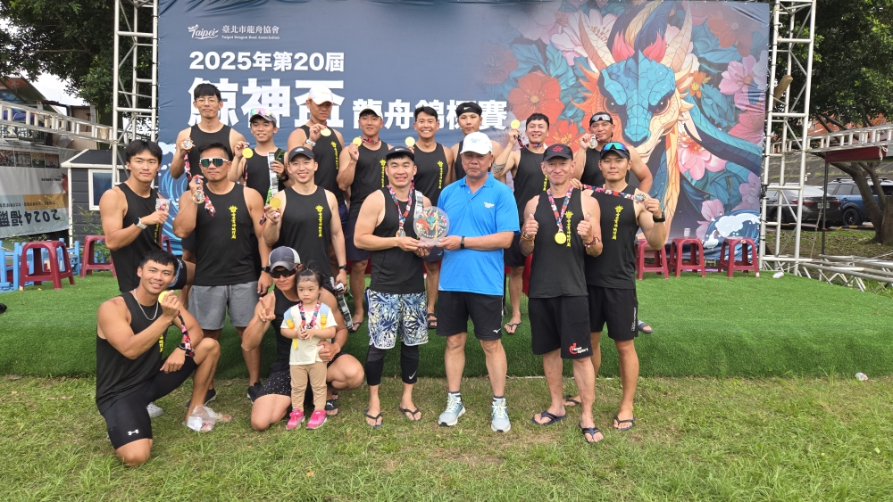 300M公開男子組冠軍-Hooksport於頒獎時合照（臺北市龍舟協會提供）。