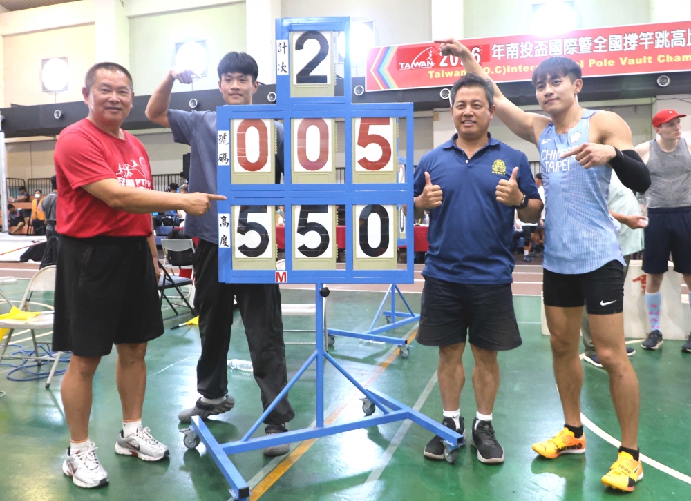 兩位全國錄保持人吳彥翰(左2)、黃湧富(右)和教練葉健銘(左)、吳健國(右2)。林嘉欣／攝影。