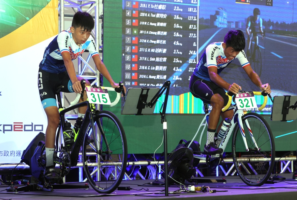 青少年男子組冠軍西松高中蕭博允（左）和亞軍黃鈺瀚。中華民國自由車協會提供。