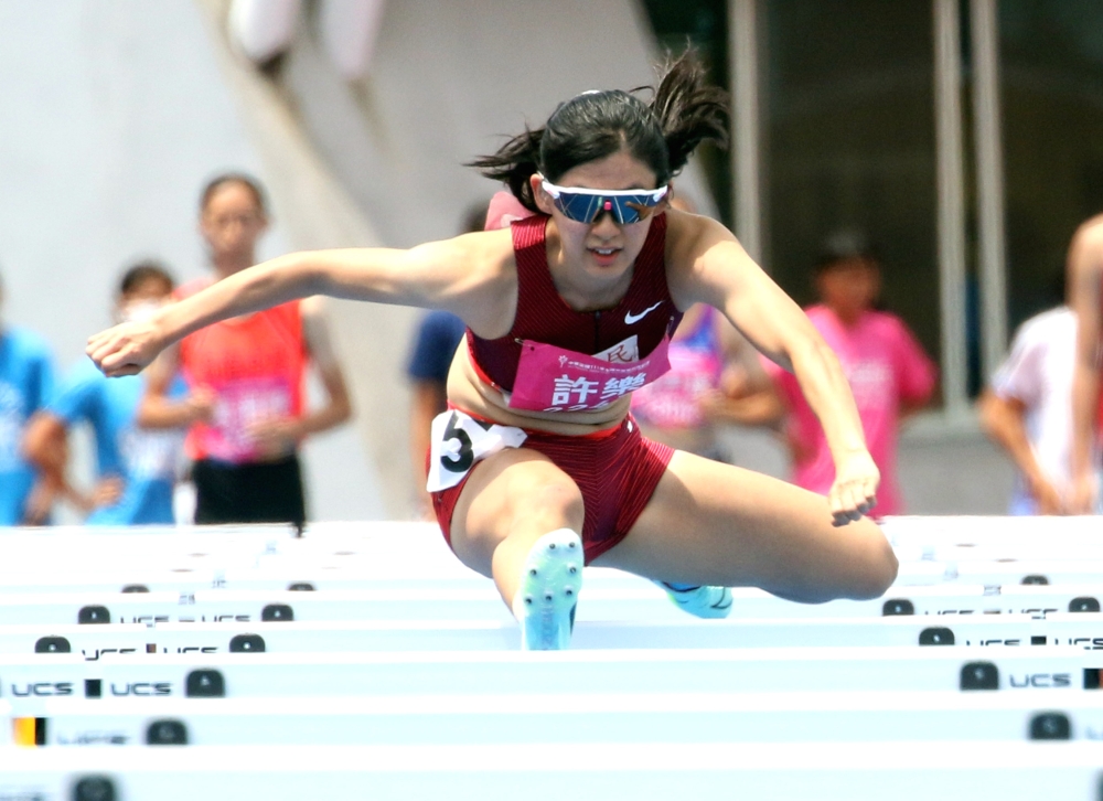 高女100公尺跨欄決賽，臺中市新民高中許樂14.28奪金。林嘉欣／攝影 。