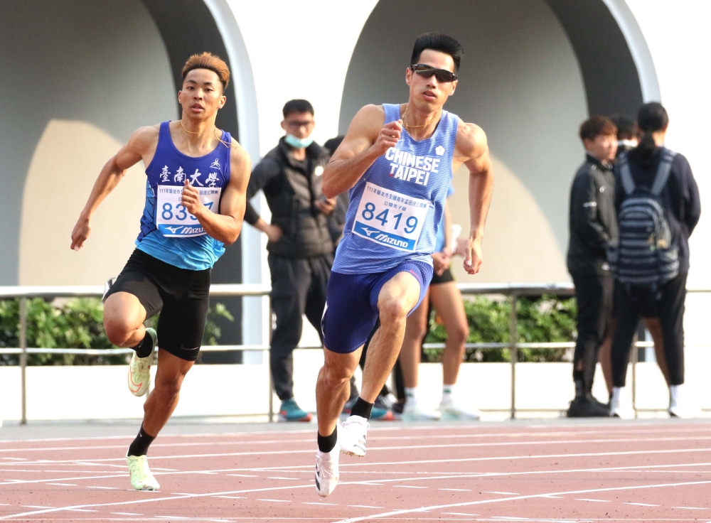 楊俊瀚（前）在200公尺預賽輕鬆晉級。林嘉欣／攝影。