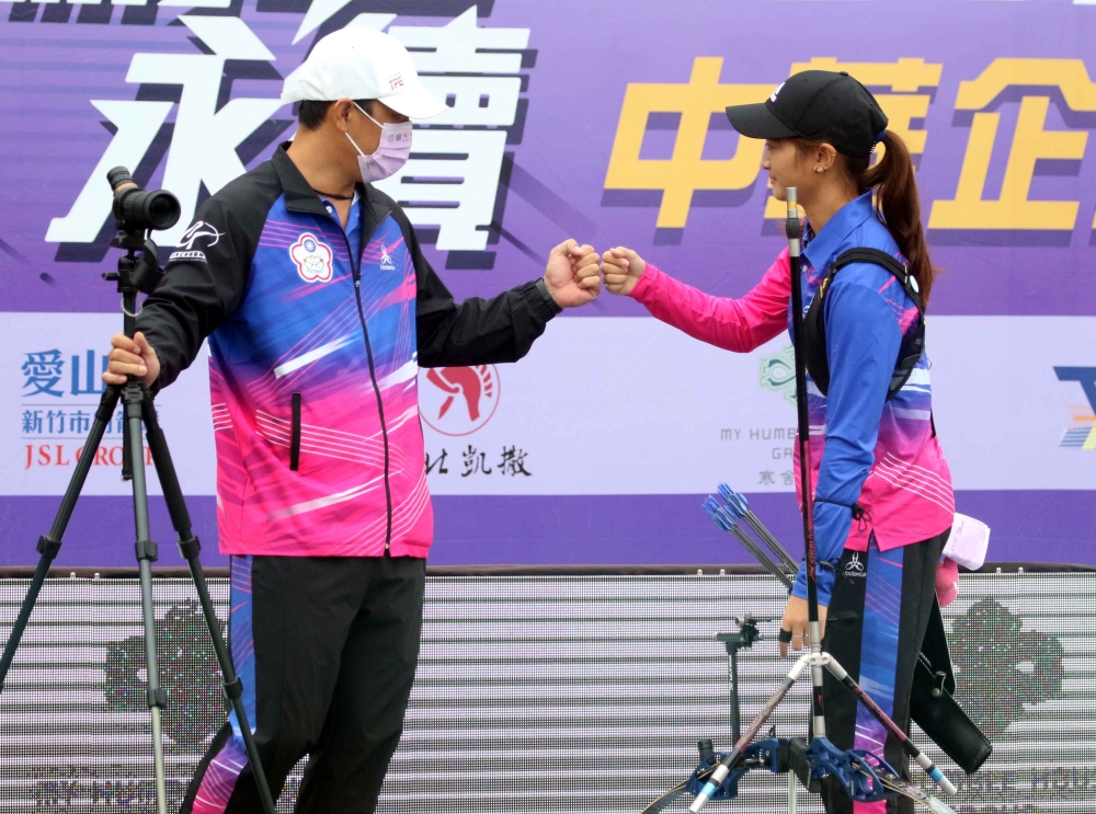 協會青年隊蘇思敏和教練徐梓益在比賽中互相打氣。中華企業射箭聯盟／提供。