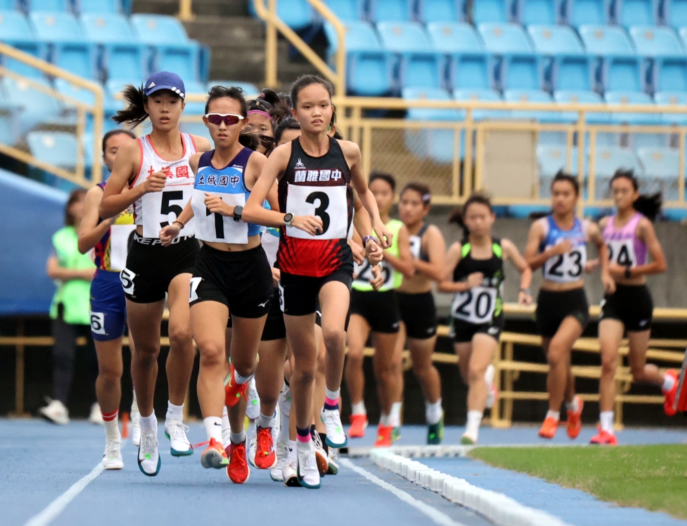 楊絮涵(3號)跑贏全中運冠軍周詩韻(1號),勇奪全中錦國女3000公尺冠軍。林嘉欣/攝影。