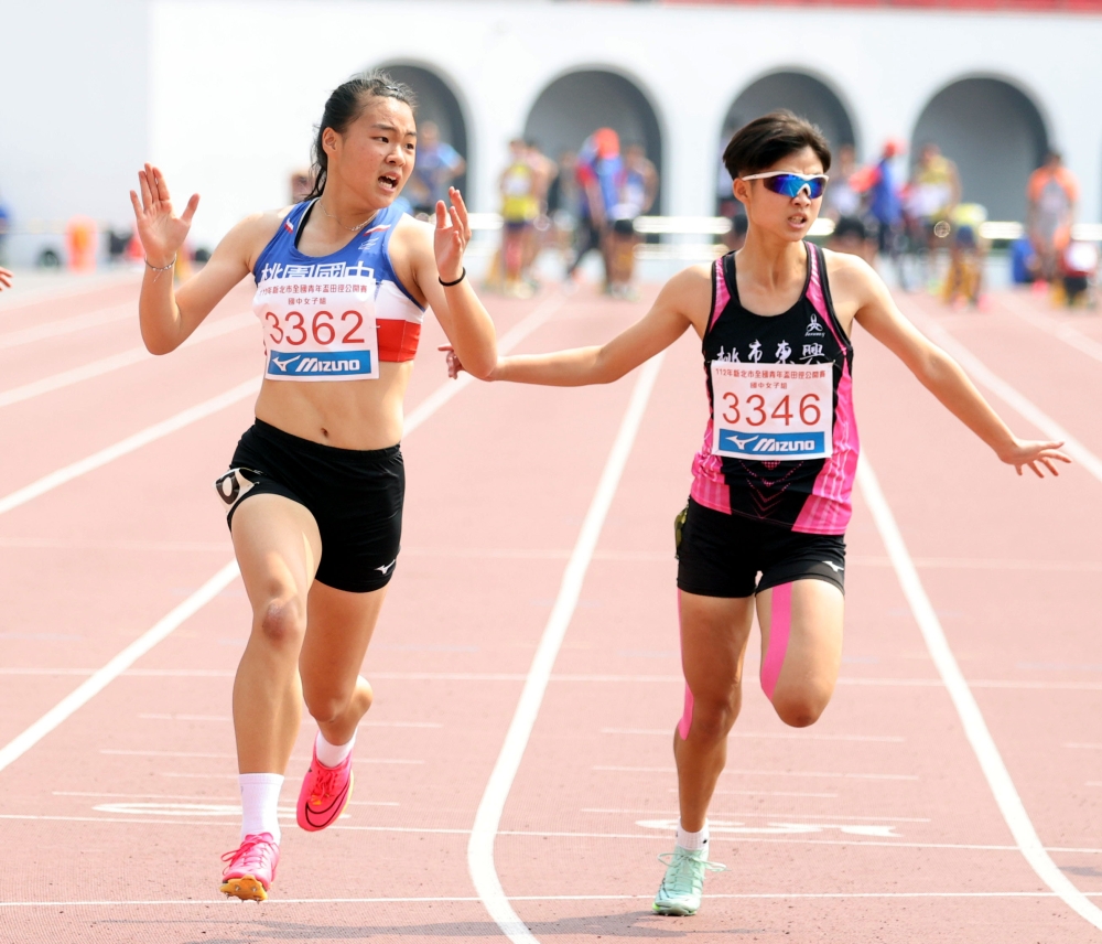 桃園國中黃郁庭（左）在國女100公尺決賽破大會再達亞青少。林嘉欣／攝影。