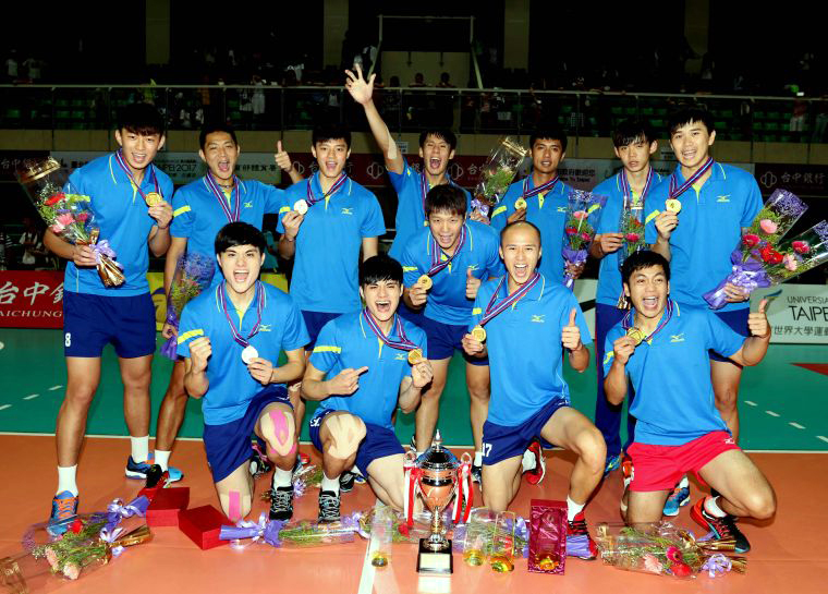 中華隊首度勇奪2015亞俱男排賽金牌超嗨。林嘉欣／攝影。