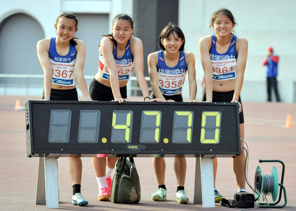 黃郁庭(左二）跟隊友吳玉文、陳宇婕、黃品潔聯手，在4X100公尺接力預賽破大會。徐拔／攝影。