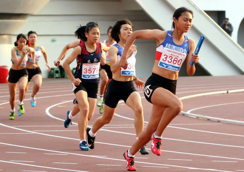 國女400公尺接力決賽，桃園國中破懸6年紀錄。林嘉欣／攝影。