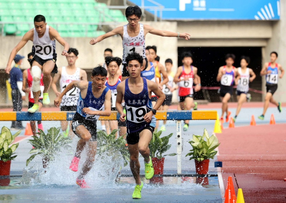 港都盃國男2000公尺障礙和亞青少選拔賽併組舉行。林嘉欣／攝影。