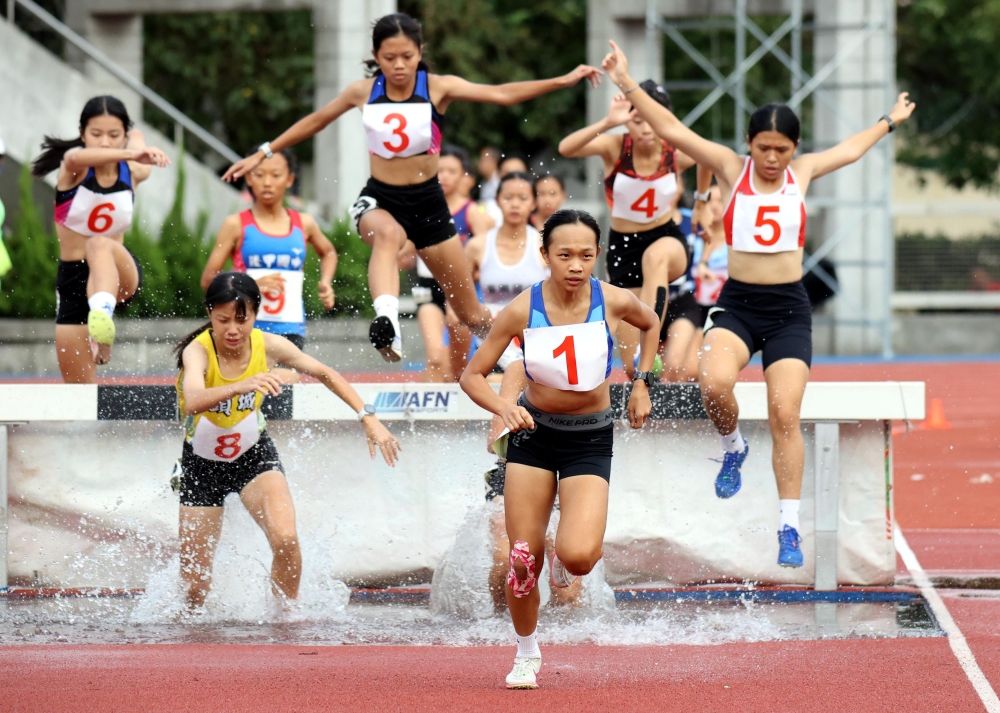 國女2000障破大會的吳宥葳(前)，個性像極老爸吳文騫。林嘉欣／攝影。