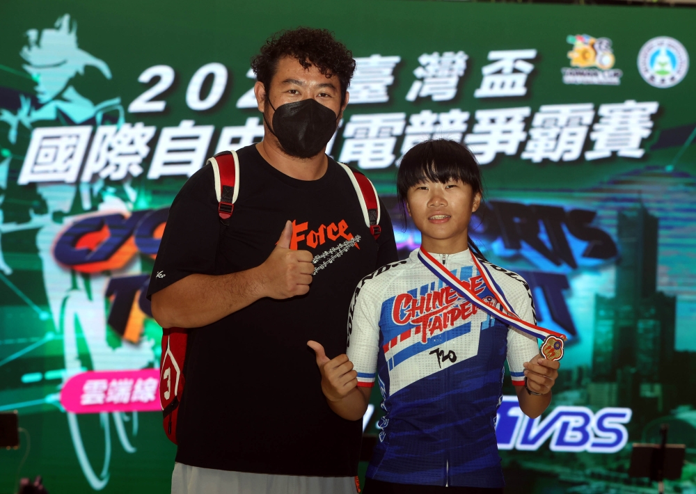 青少年女子組冠軍羅榆婧和教練。中華民國自由車協會提供。