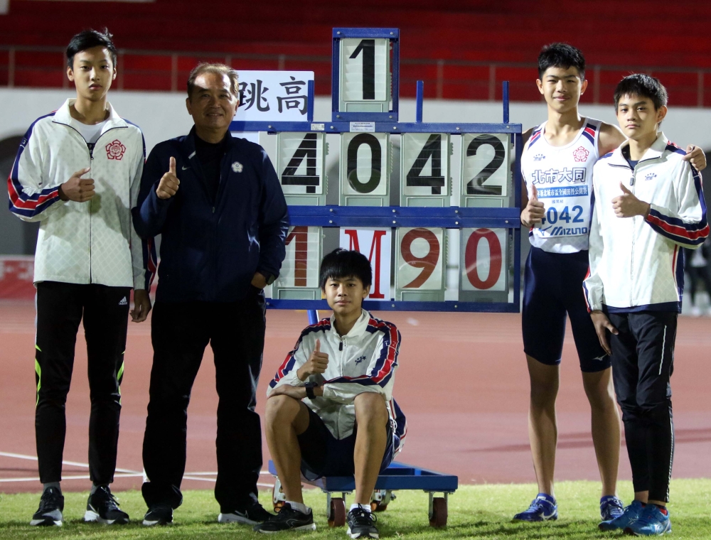 陳柏諺（右二）以1.90打破懸4年的國男跳高大會紀錄。林嘉欣／攝影。