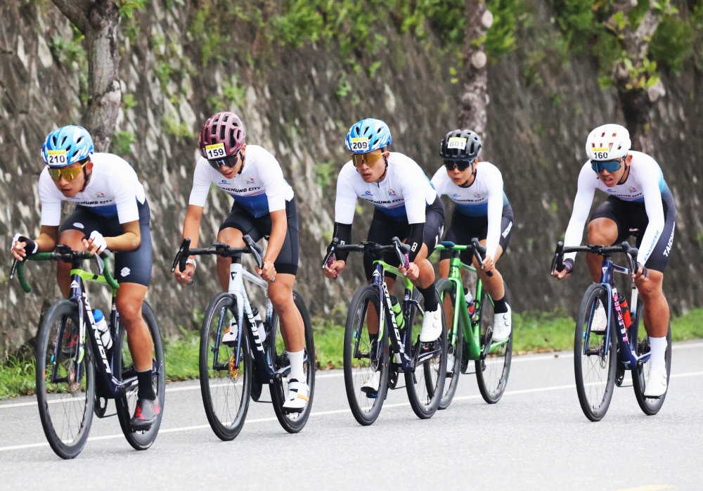 許書瑋(右二)是花蓮太平洋盃自行車賽團隊計時賽台中聯隊陣中唯一的女將。林嘉欣／攝影。