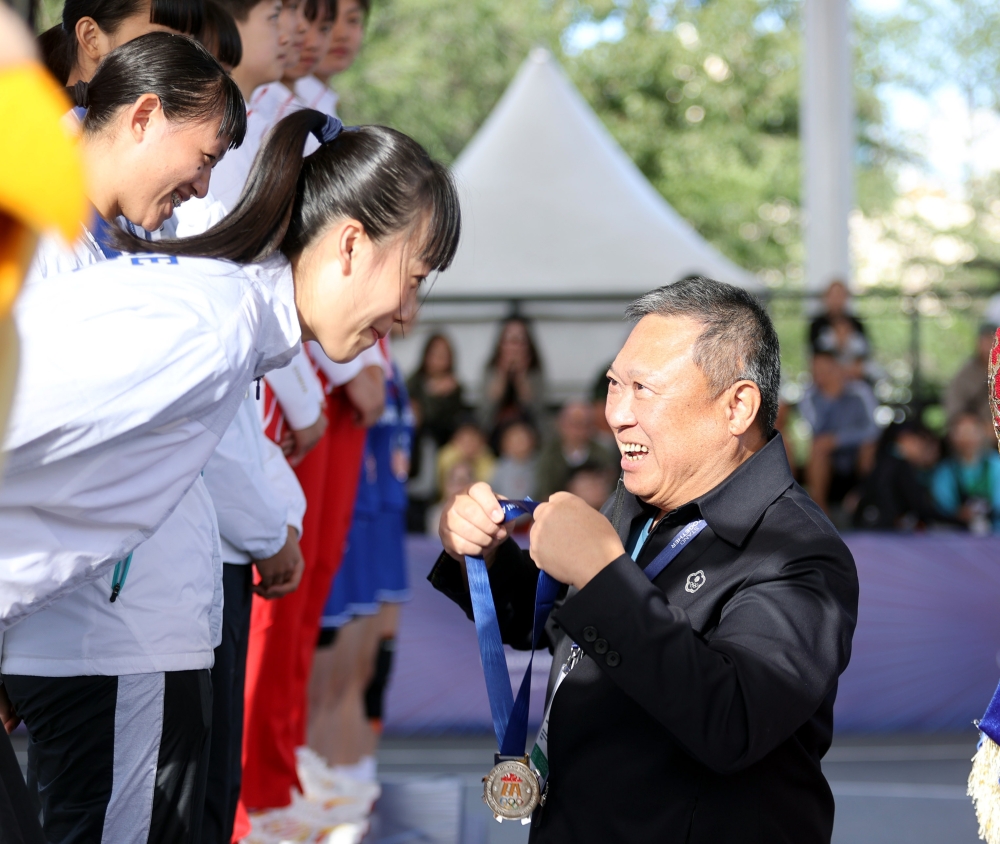 中華隊在女籃3對3奪銀，由中華奧會主席林鴻道頒獎。中華奧會／提供。