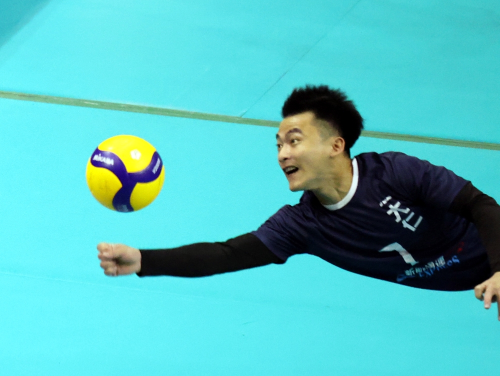 大仁科大余秉翰魚躍救球。林嘉欣／攝影。