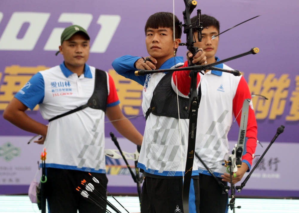 鄧宇成（前）和陳宸（左）、林子翔（右）聯手射下「男子天團」。中華企業射箭聯盟／提供。