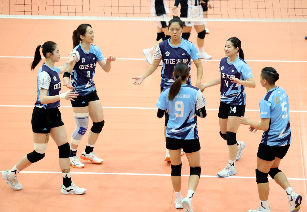 洪嬿筑(8號)享受和中正大學隊友一起拼博的感動。林嘉欣／攝影。