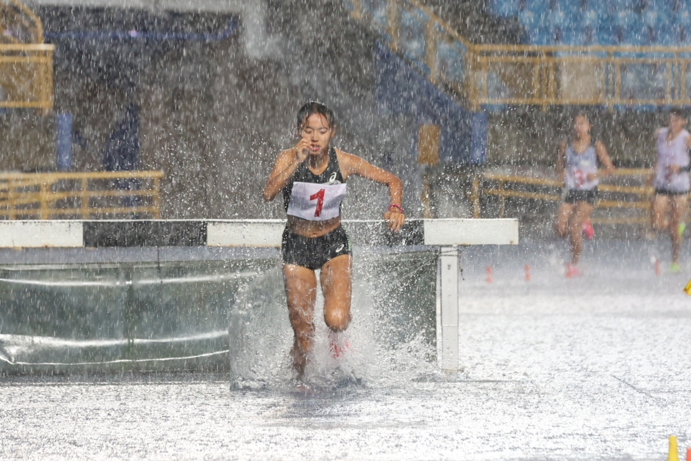 徐苡絜在大雨中打破懸5年的女子3000障全國紀錄。李守智／攝影。