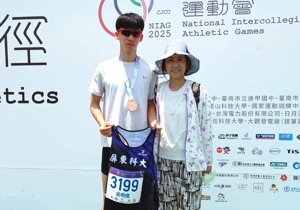 吳明儒全大運奪銅後開心和媽媽合影。吳明儒提供。