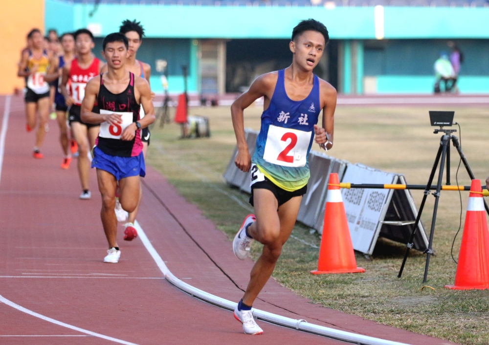 田睿祥（前）在生涯首場1萬公尺比賽便封王。林嘉欣／攝影。