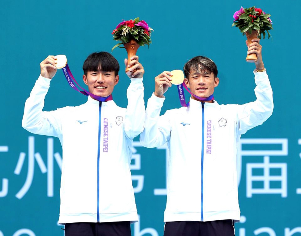 許育修（左）／莊吉生勇奪杭州亞運男子雙打金牌。中華奧會提供。