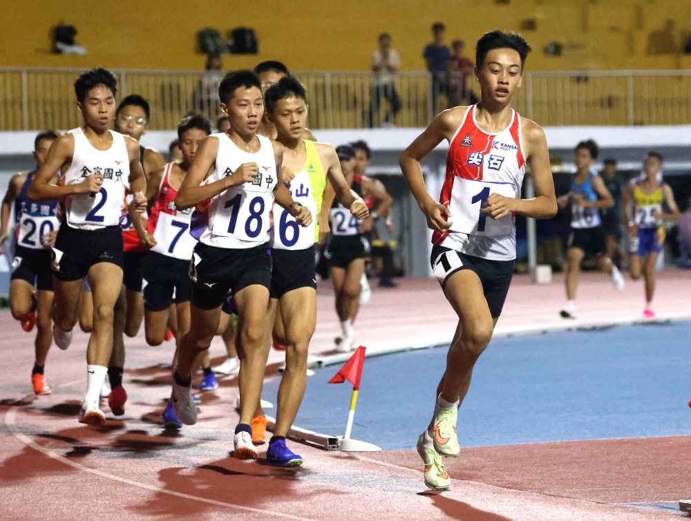 李沃儞(2號)在國男3000公尺後來居上奪金破大會。林嘉欣／攝影。