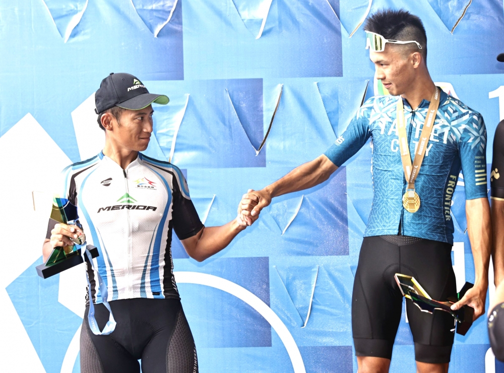 3_馮俊凱(左)和杜志濠英雄惜英雄。美利達自行車提供。