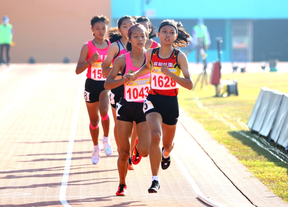 陳潔安（前）包辦全中錦國女800、1500公尺雙料冠軍。林嘉欣／攝影。
