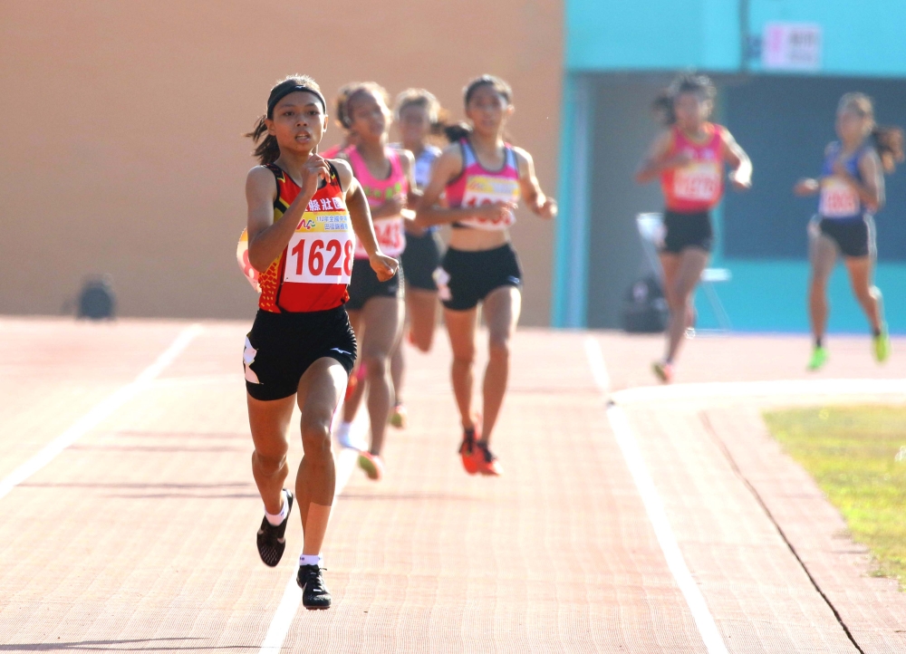 陳潔安（前）包辦全中錦國女800、1500公尺雙料冠軍。林嘉欣／攝影。