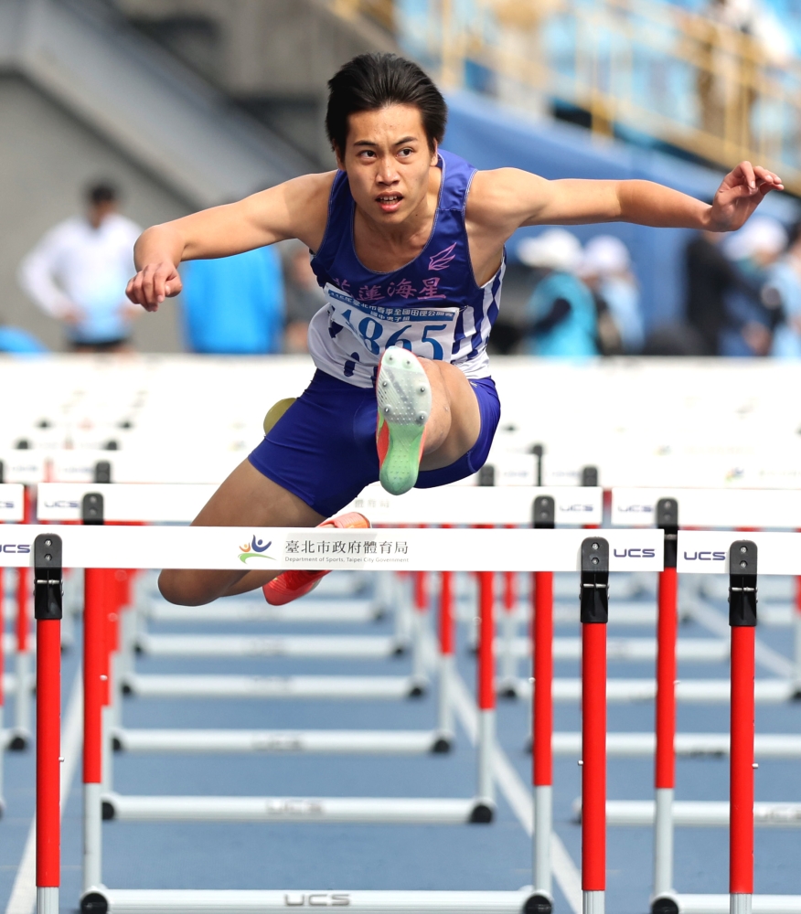 海星高中林品翰轉攻欄架跨出一片天。林嘉欣／攝影。