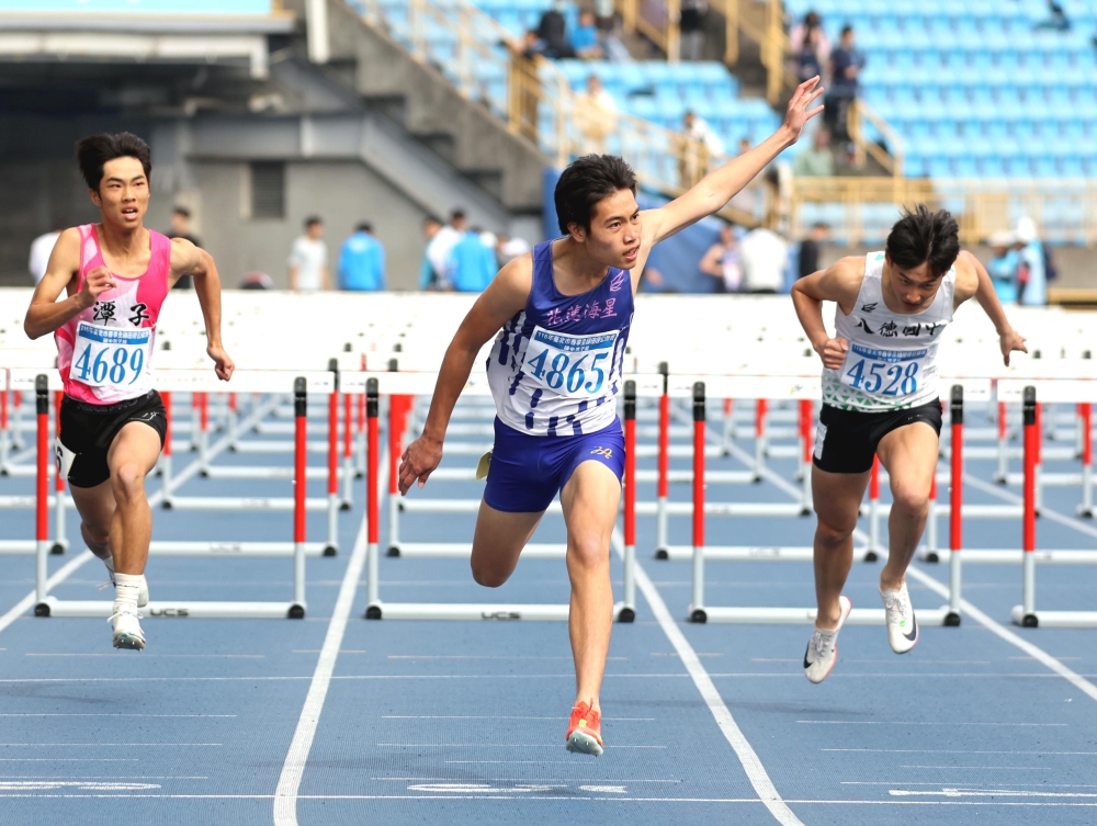 海星高中林品翰(中)轉攻欄架跨出一片天。林嘉欣／攝影。