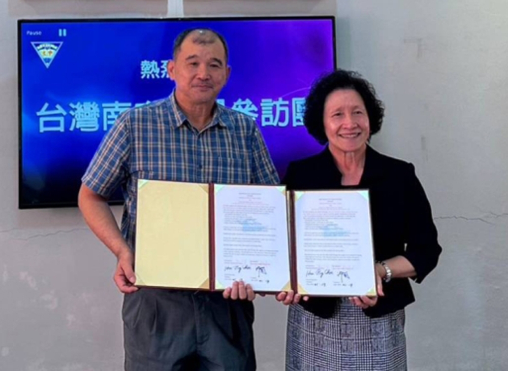 新南向交流團團長臺南大學教授蔡宗信和汶萊中華中學簽定合作交流備忘錄（臺南大學提供）。