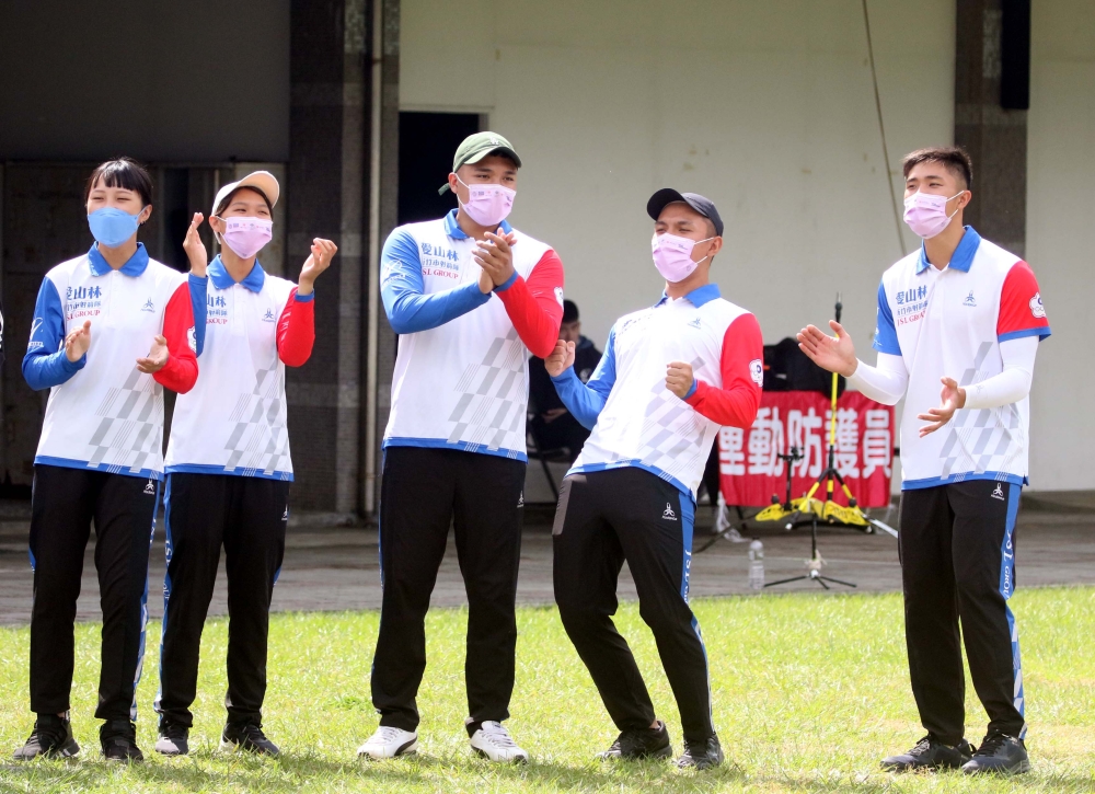 拿下至尊盟主賽G1，新竹愛山林隊超興奮。中華企業射箭聯盟／提供。