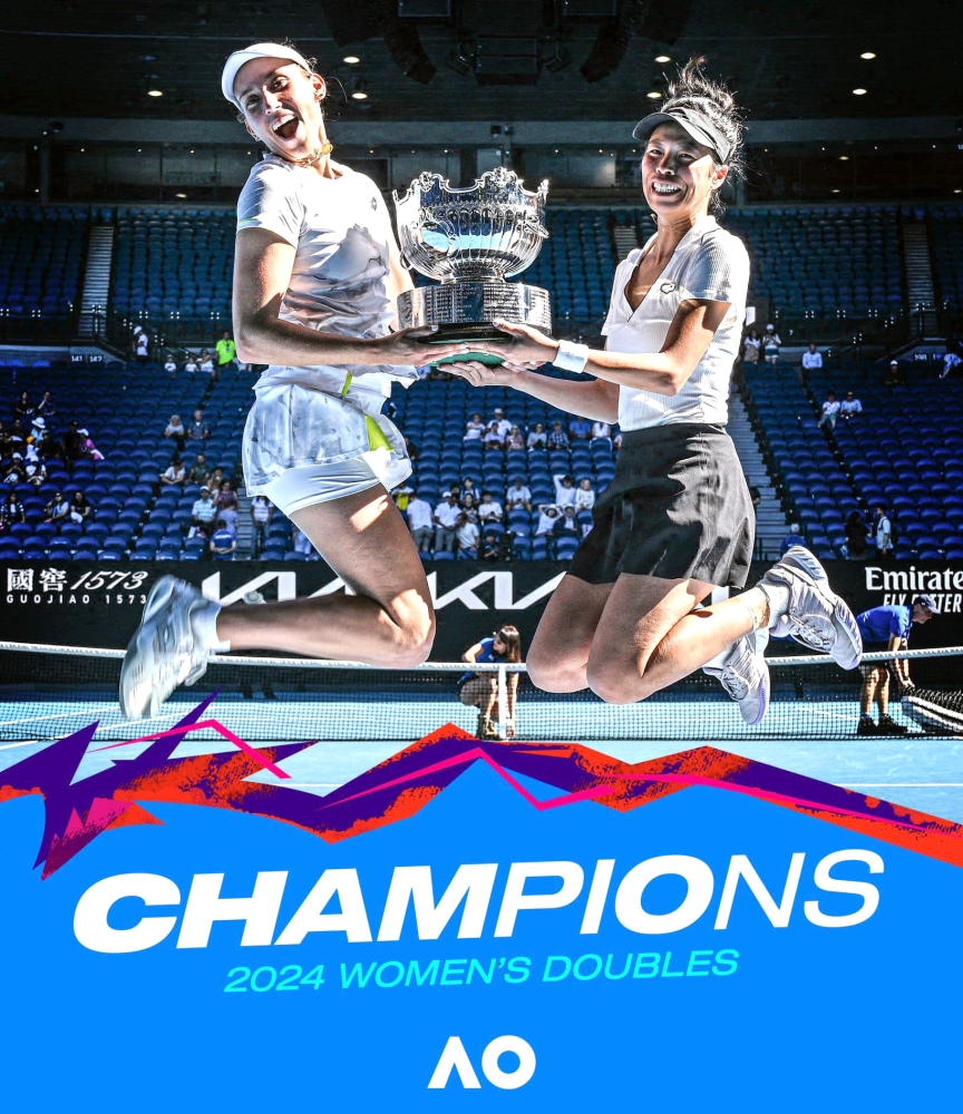 謝淑薇和梅騰絲勇奪澳網女雙冠軍。圖／澳網官網。