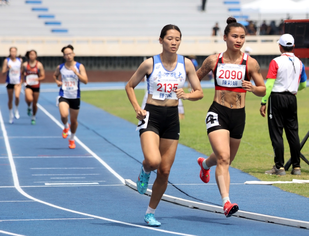陳彩娟感謝臺體大鍾芷柔在八百公尺第一圈帶著她跑。林嘉欣／攝影。