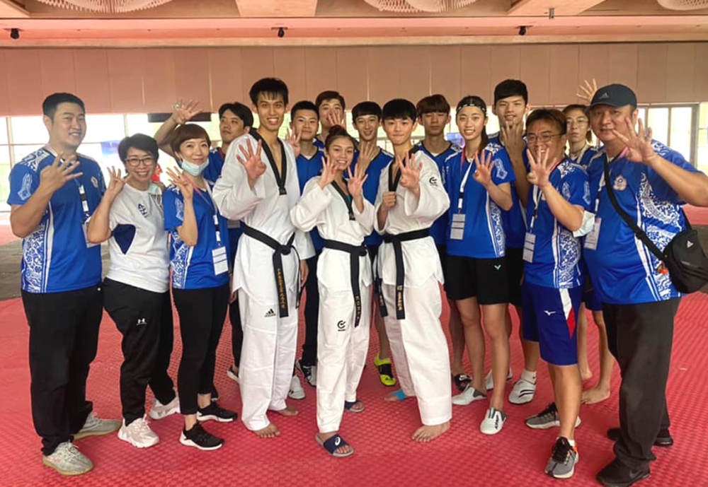 劉威廷、黃鈺仁和蘇柏亞取得3張東京奧運跆拳道門票後開心比「4」，預祝中華隊拿下滿額（4張）門票。取自／劉聰達臉書。