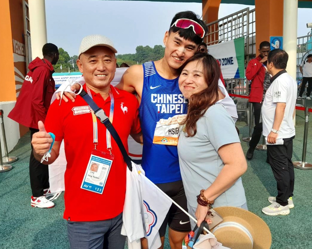 謝元愷在亞青田徑賽110公尺跨欄奪金，雙親超嗨。許瑞瑜／攝影。