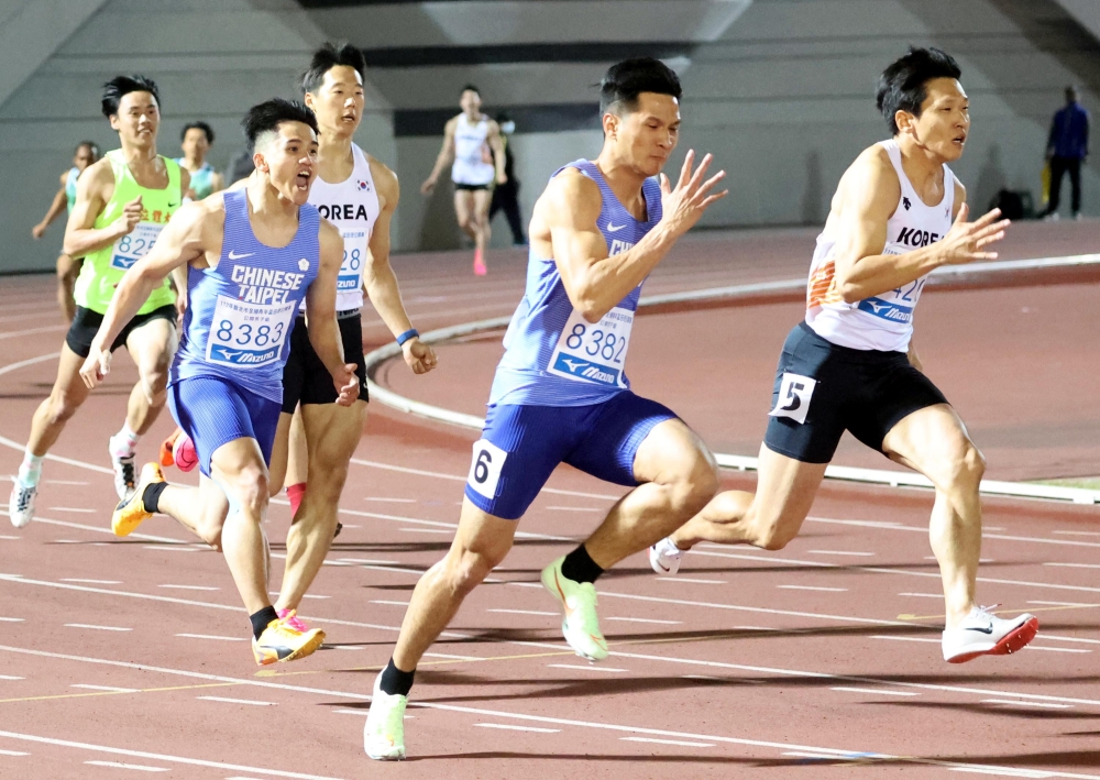 中華亞運培訓隊王偉旭（右二）在400公尺接力和南韓最速男金局穎（右）大車拼。林嘉欣／攝影。