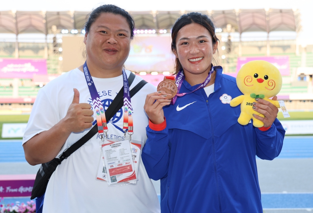 余雅倩(右)在亞錦賽女子鏈球奪銅後，和12年前在亞錦賽女子鐵餅奪銅的中華隊教練李采懌合影。田徑協會提供。下同。