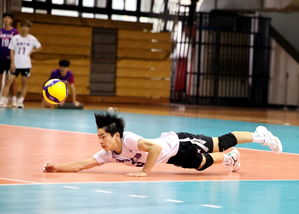 清華大學王柏翰魚躍救球。林嘉欣／攝影。